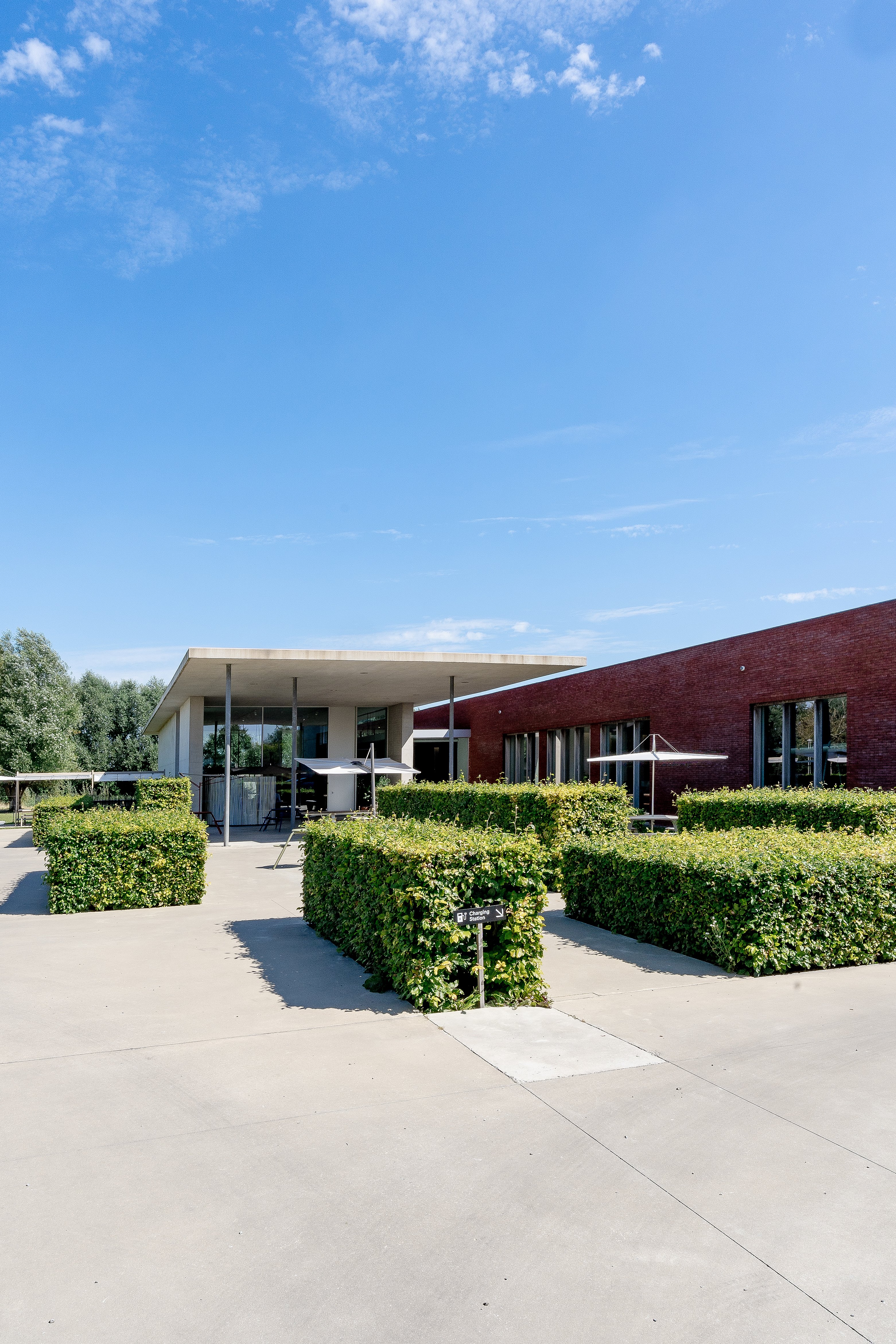 Außen- oder Campusbild des umgebauten Extremis-Hauptsitzes in Westflandern nach der Renovierung 2015.