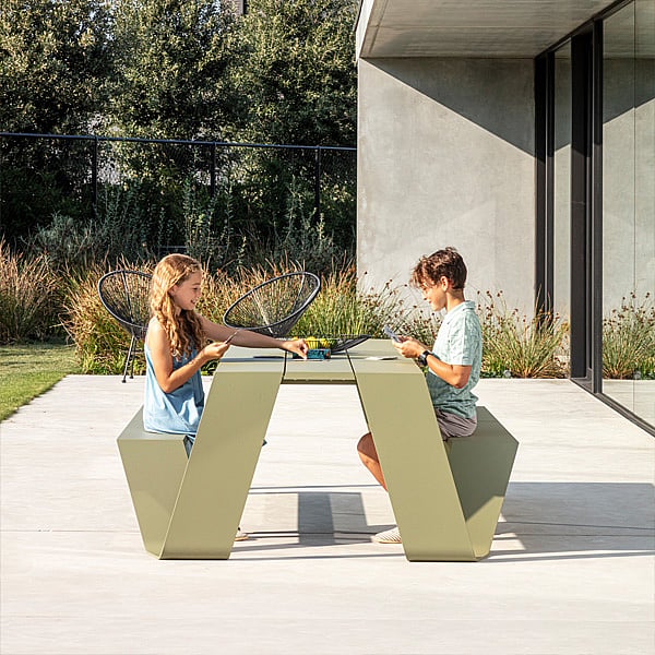 Table de pique-nique Extremis Hopper tout aluminium coloris vert roseau, avec deux enfants assis à table
