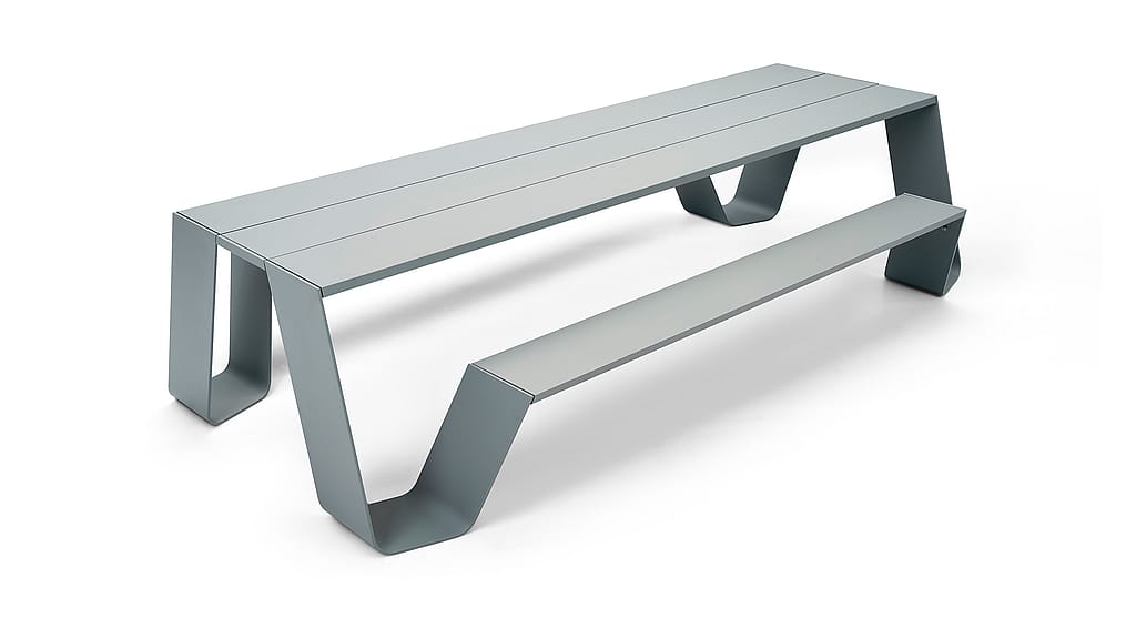Hopper picknicktafel productafbeelding met de schuine bankhoeken en open toegangspunten waardoor u gemakkelijk kunt gaan zitten en opstaan.