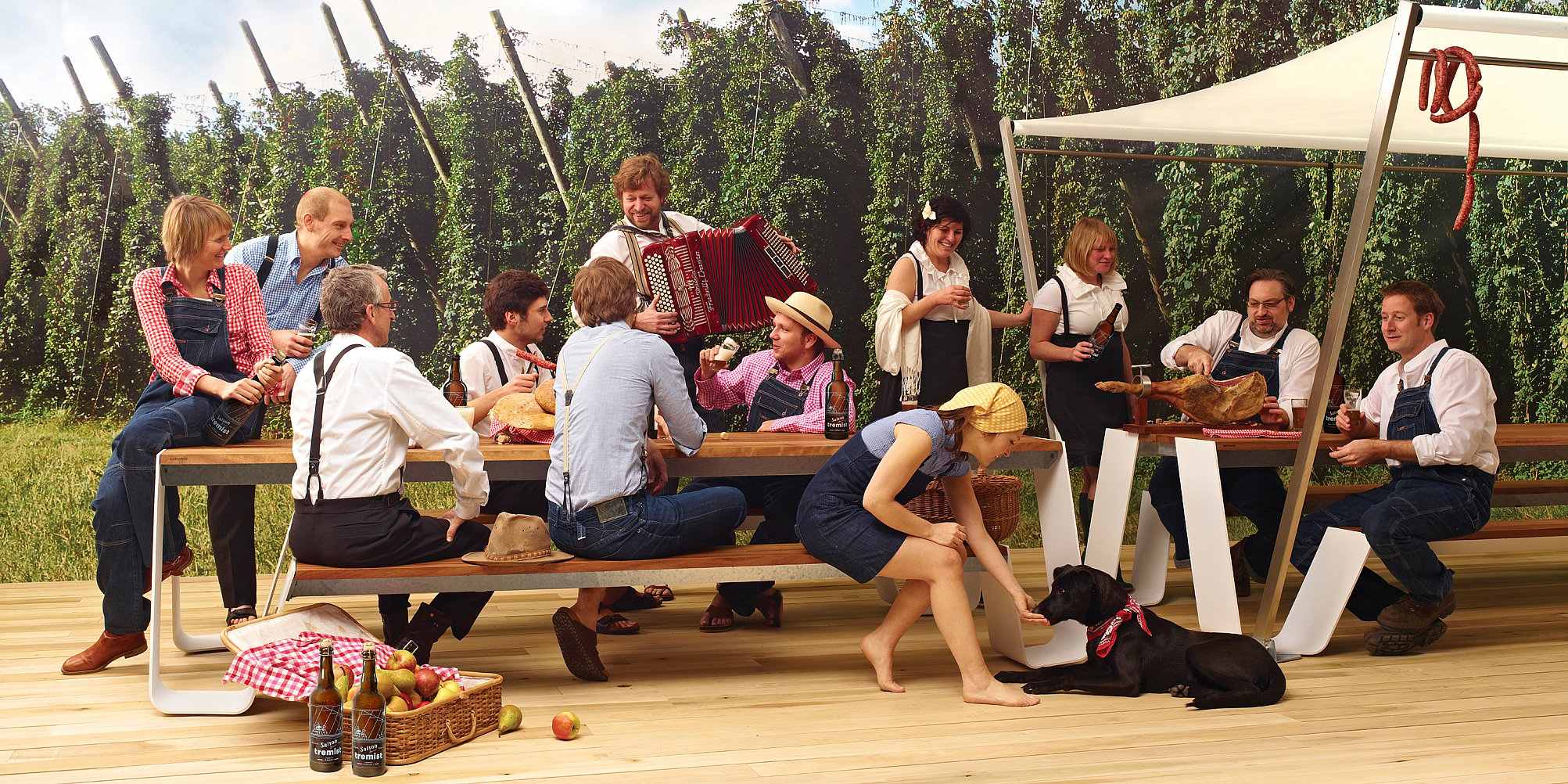 Hopper-collectie hero-afbeelding die de picknicktafelfamilie introduceert in een buitenomgeving met gemakkelijke toegang, saamhorigheid en ontspannen gedeelde zitplaatsen.