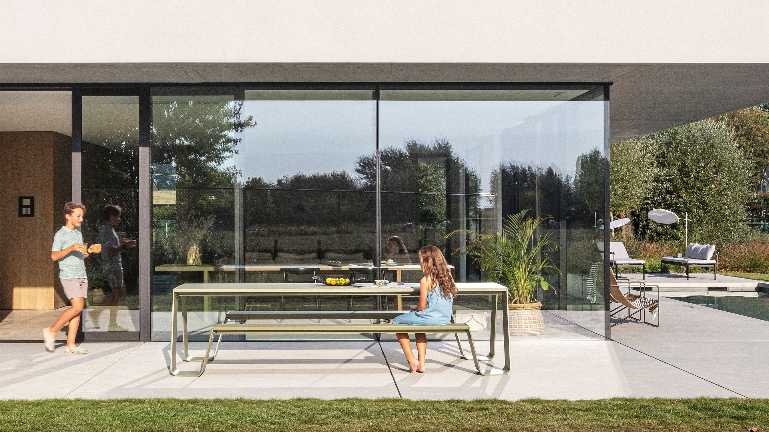 Outdoor Hopper picknicktafel getoond als een toegankelijke moderne update van de klassieke picknicktafel, met de nadruk op gemakkelijke toegang en comfortabele zitbanken.