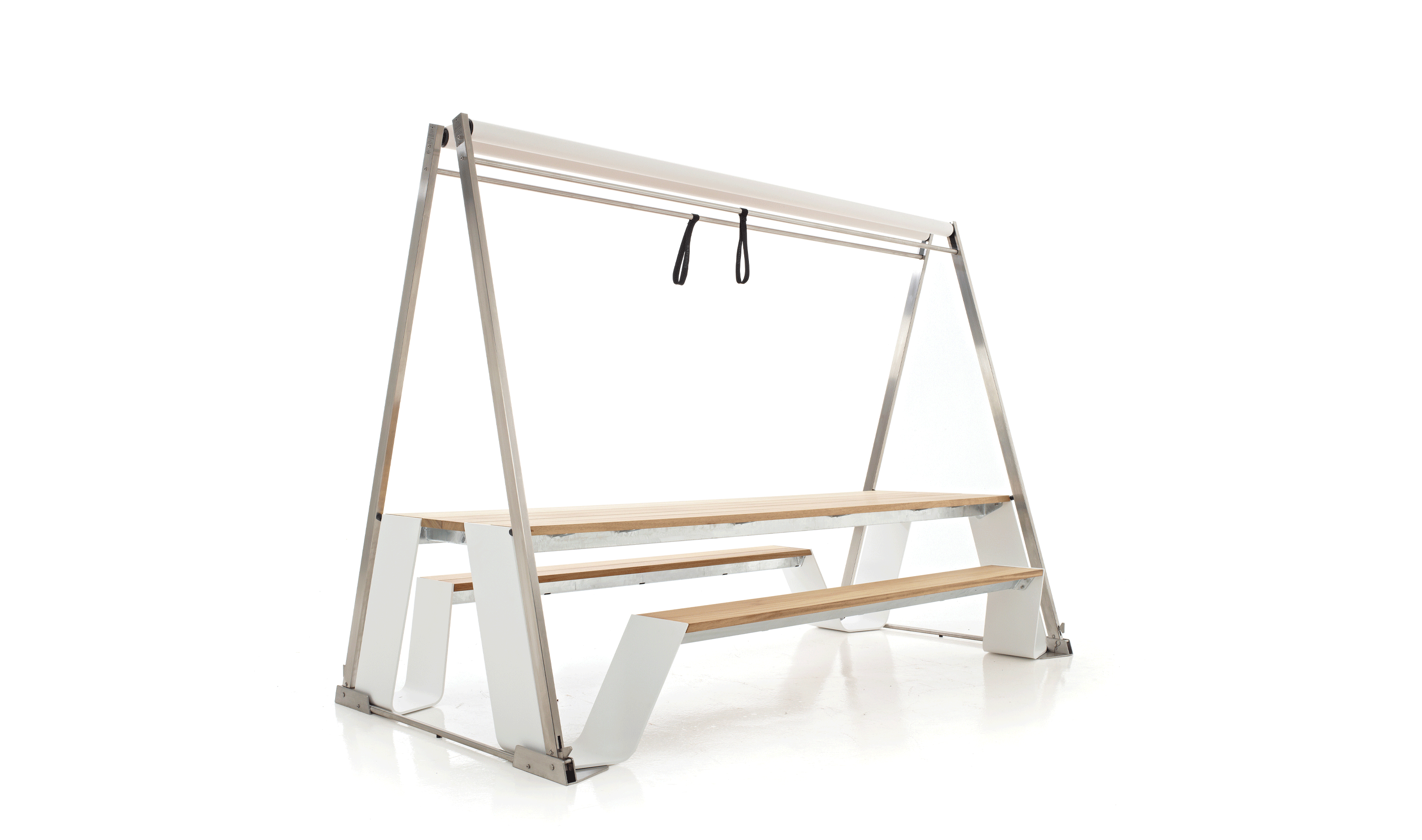 Hopper picknicktafel met de speciale Hopper-tint erboven, met de coconachtige luifel die beschutting toevoegt terwijl het ontwerp open en uitnodigend blijft.