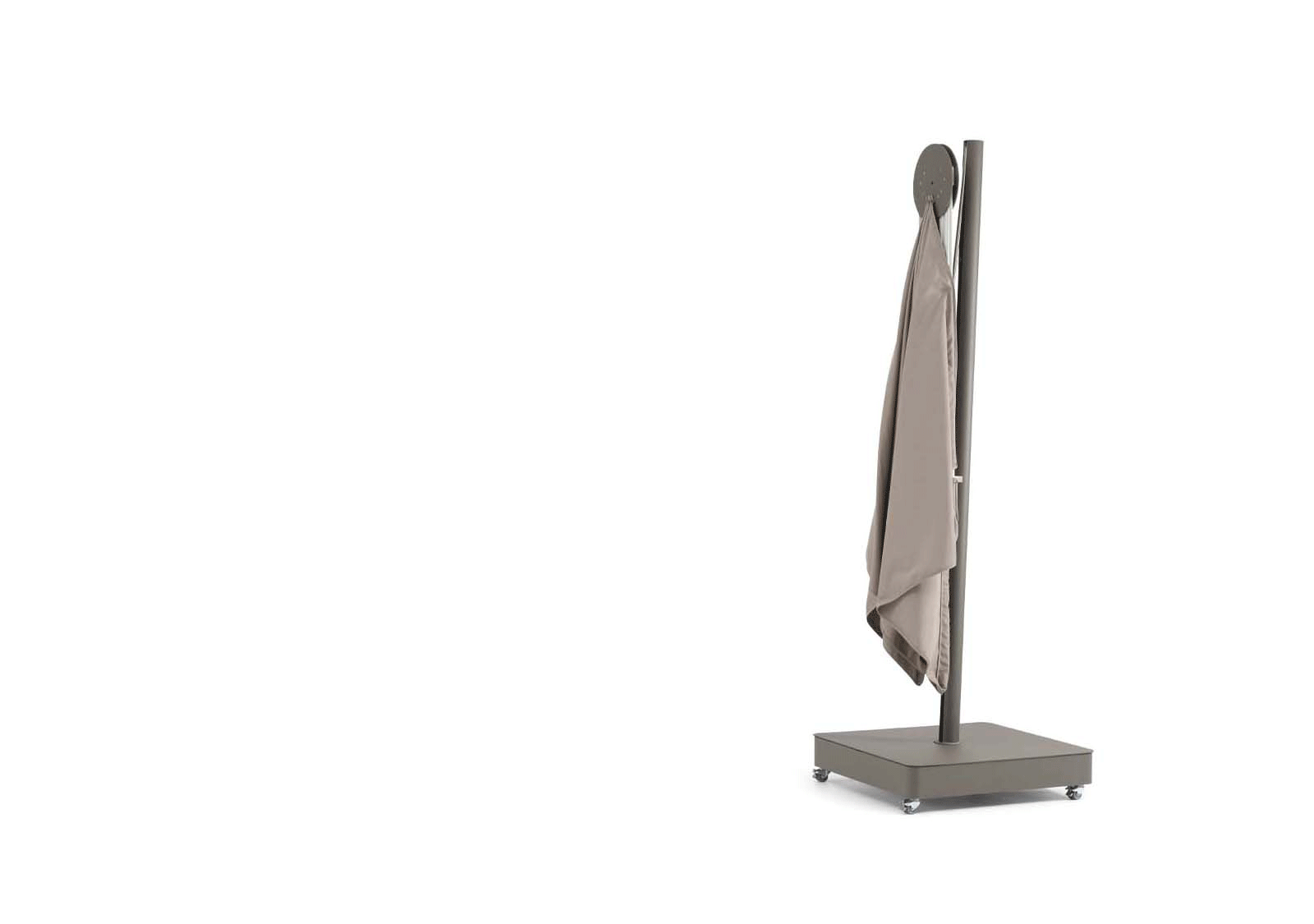 Sensu zwevende schaduw opende horizontaal boven een buitenomgeving en benadrukte het platte, minimale ontwerp en de op de hand ventilator geïnspireerde vorm.