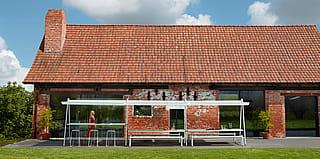AMAi collectie heldenbeeld introduceert een flexibel tafelsysteem voor zitten of staan, binnen of buiten, ontworpen voor gedeelde maaltijden, werk en sociale momenten.