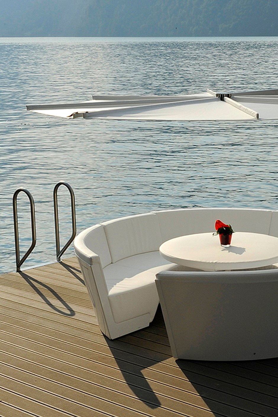 Kosmos runde Outdoor-Lounge mit integriertem Tisch und rundem Schatten, präsentiert als gemütlicher All-in-One-Raum zum Reden, Essen, Entspannen und Faulenzen.