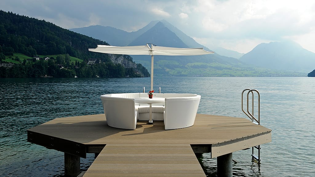 Kosmos runde Outdoor-Lounge mit integriertem Tisch und rundem Schatten, präsentiert als gemütlicher All-in-One-Raum zum Reden, Essen, Entspannen und Faulenzen.