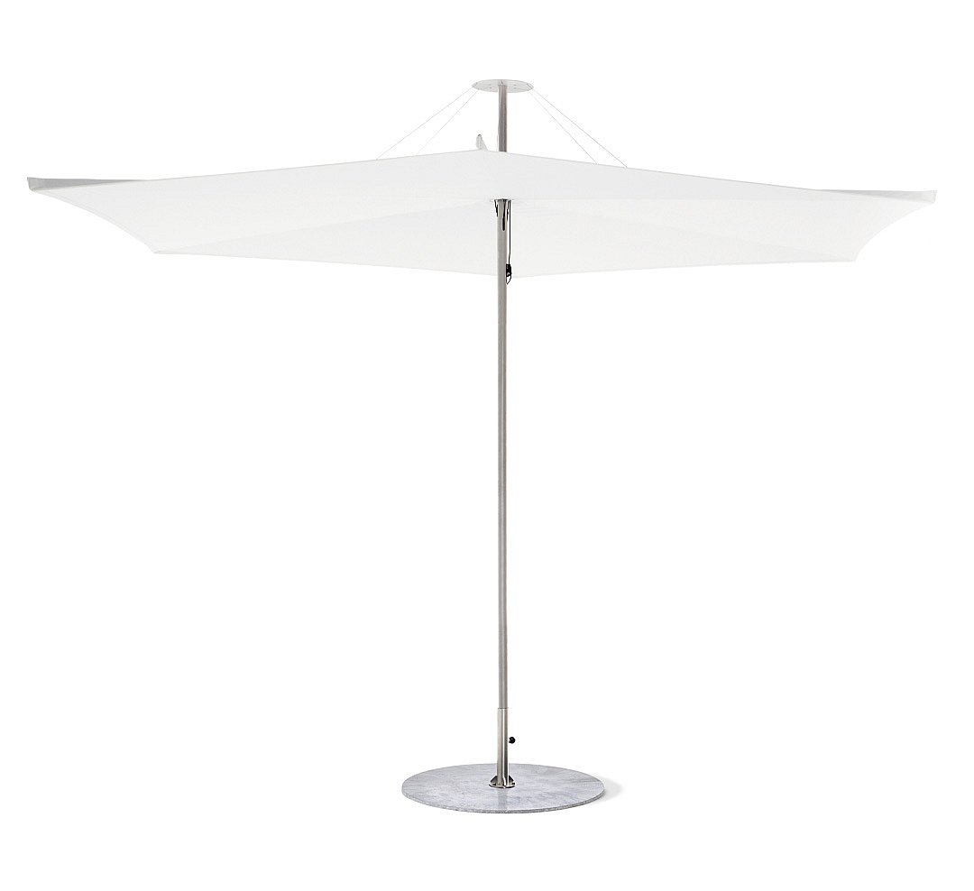   Deuxième vue du parasol Inumbrina, soulignant sa forme profilée, sa grande résistance au vent et l'absence de tiges ou de lattes visibles sous la toile.