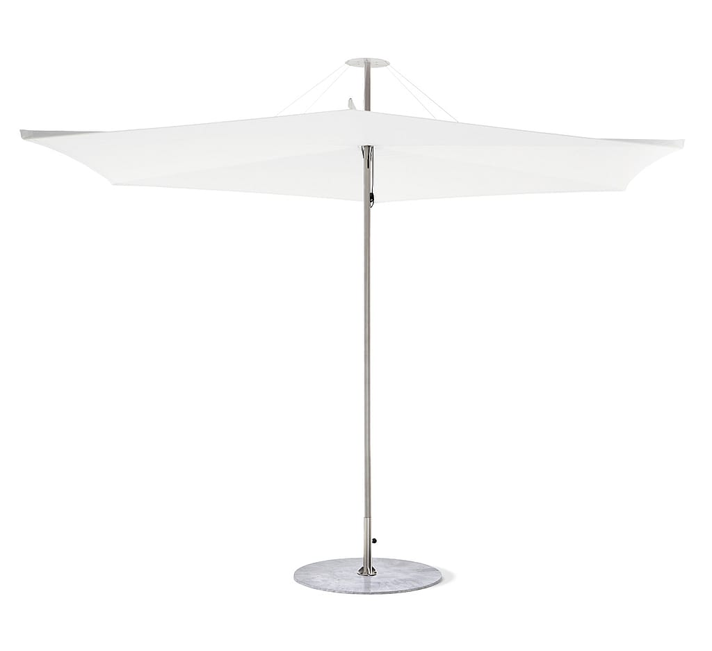 Deuxième vue du parasol Inumbrina, soulignant sa forme profilée, sa grande résistance au vent et l'absence de tiges ou de lattes visibles sous la toile.