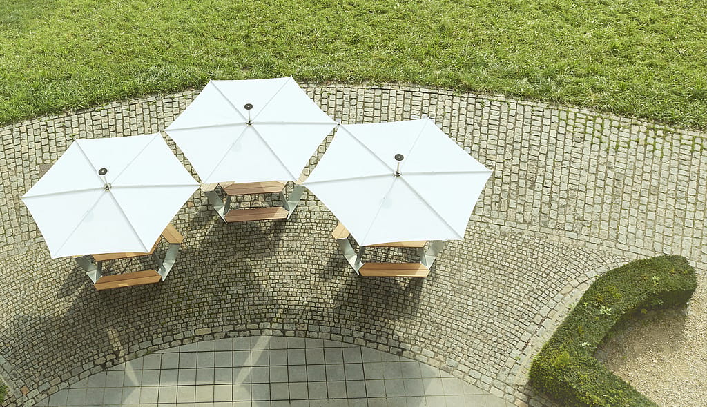 Illustration ou image produit montrant la disposition hexagonale compacte des parasols Inumbrina, disposés côte à côte sans espace.