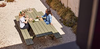 La table Marina se présente comme une longue table commune aux lignes épurées, à utiliser à l’intérieur ou à l’extérieur, en mettant l’accent sur l’unité et la simplicité dans les espaces partagés.