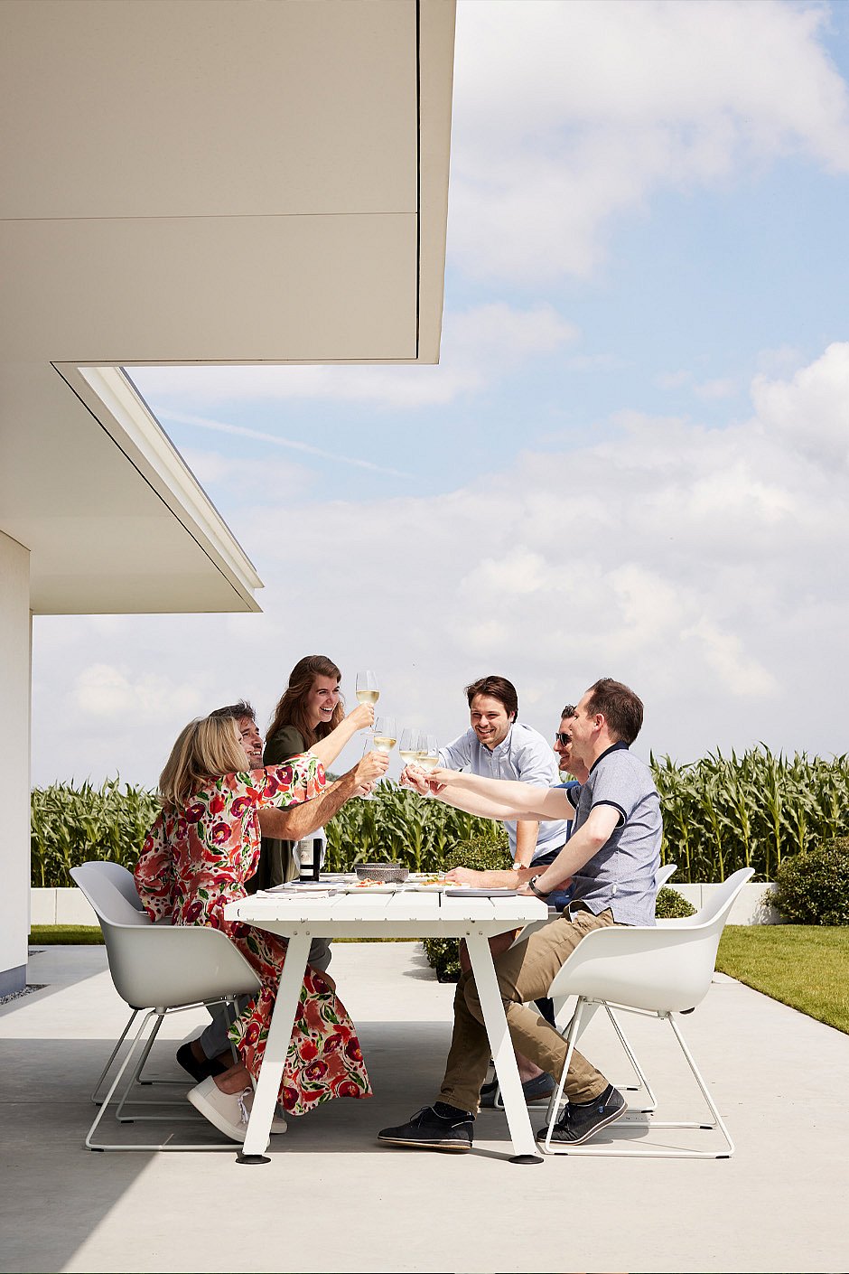 Lange Marina tafel getoond als een flexibele gemeenschappelijke tafel voor alles van een gezin van vier tot een grote gastenlijst, ontworpen om gemakkelijke beweging en conversatie te stimuleren.