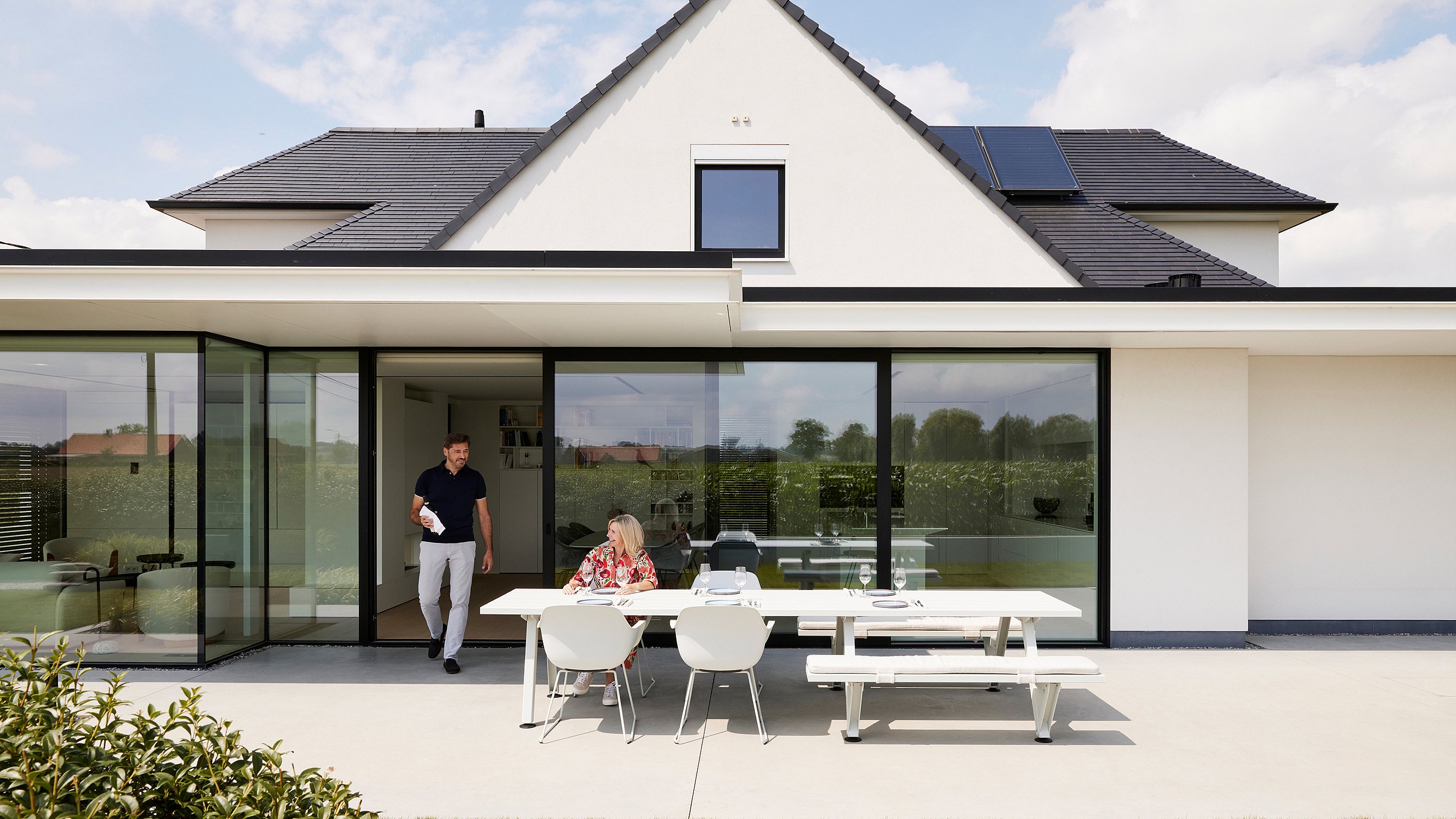Lange Marina tafel getoond als een flexibele gemeenschappelijke tafel voor alles van een gezin van vier tot een grote gastenlijst, ontworpen om gemakkelijke beweging en conversatie te stimuleren.