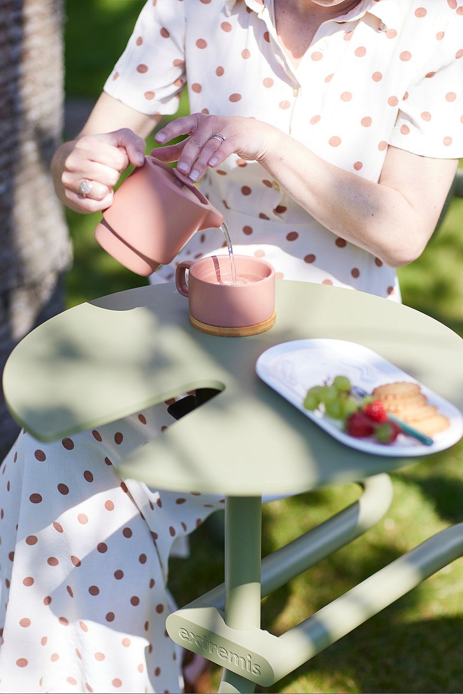Bistroo montré dans un cadre de référence réel, illustrant la table compacte pour deux personnes dans un balcon, une terrasse, l’hôtellerie ou un environnement de projet extérieur.