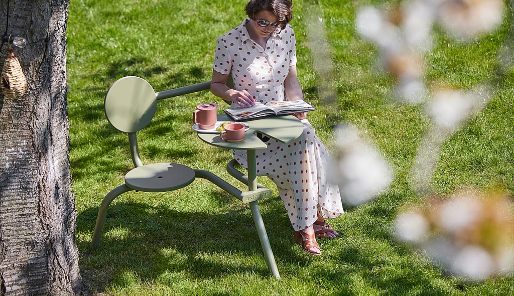 Bistroo montré dans un cadre de référence réel, illustrant la table compacte pour deux personnes dans un balcon, une terrasse, l’hôtellerie ou un environnement de projet extérieur.