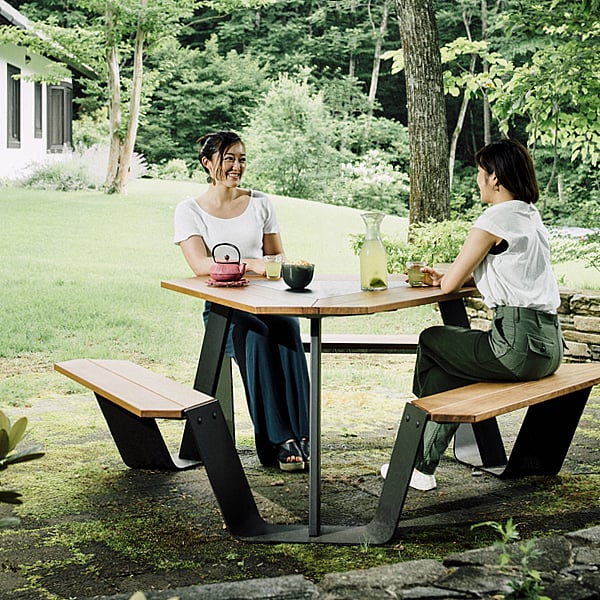   Kompakter Anker-Picknicktisch mit Holzplatte, Holzbänken und Bänken vor hellem Hintergrund.