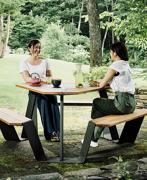 Kompakter Anker-Picknicktisch mit Holzplatte, Holzbänken und Bänken vor hellem Hintergrund.