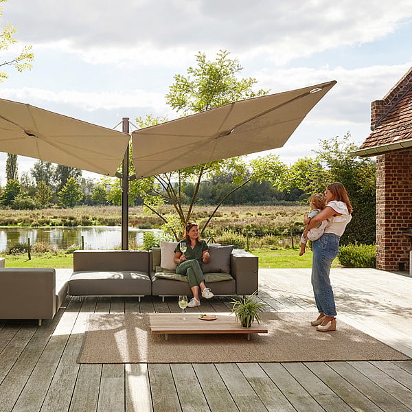 Sensu zwevende schaduw opende horizontaal boven een buitenomgeving en benadrukte het platte, minimale ontwerp en de op de hand ventilator geïnspireerde vorm.