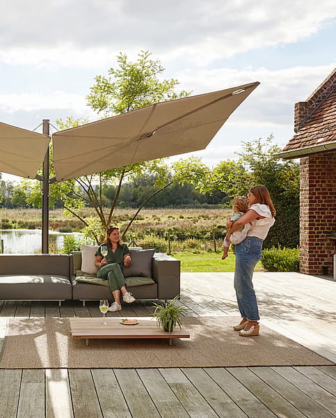 Der schwimmende Schirm von Sensu öffnete sich horizontal über einer Außenumgebung und betonte sein flaches, minimalistisches Design und seine von Handventilatoren inspirierte Form.