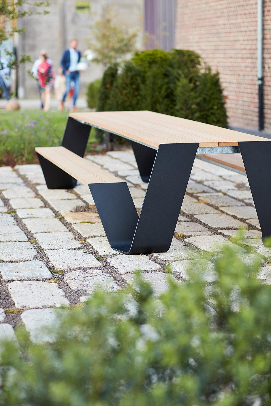 Hopper picknicktafel productafbeelding met de schuine bankhoeken en open toegangspunten waardoor u gemakkelijk kunt gaan zitten en opstaan.