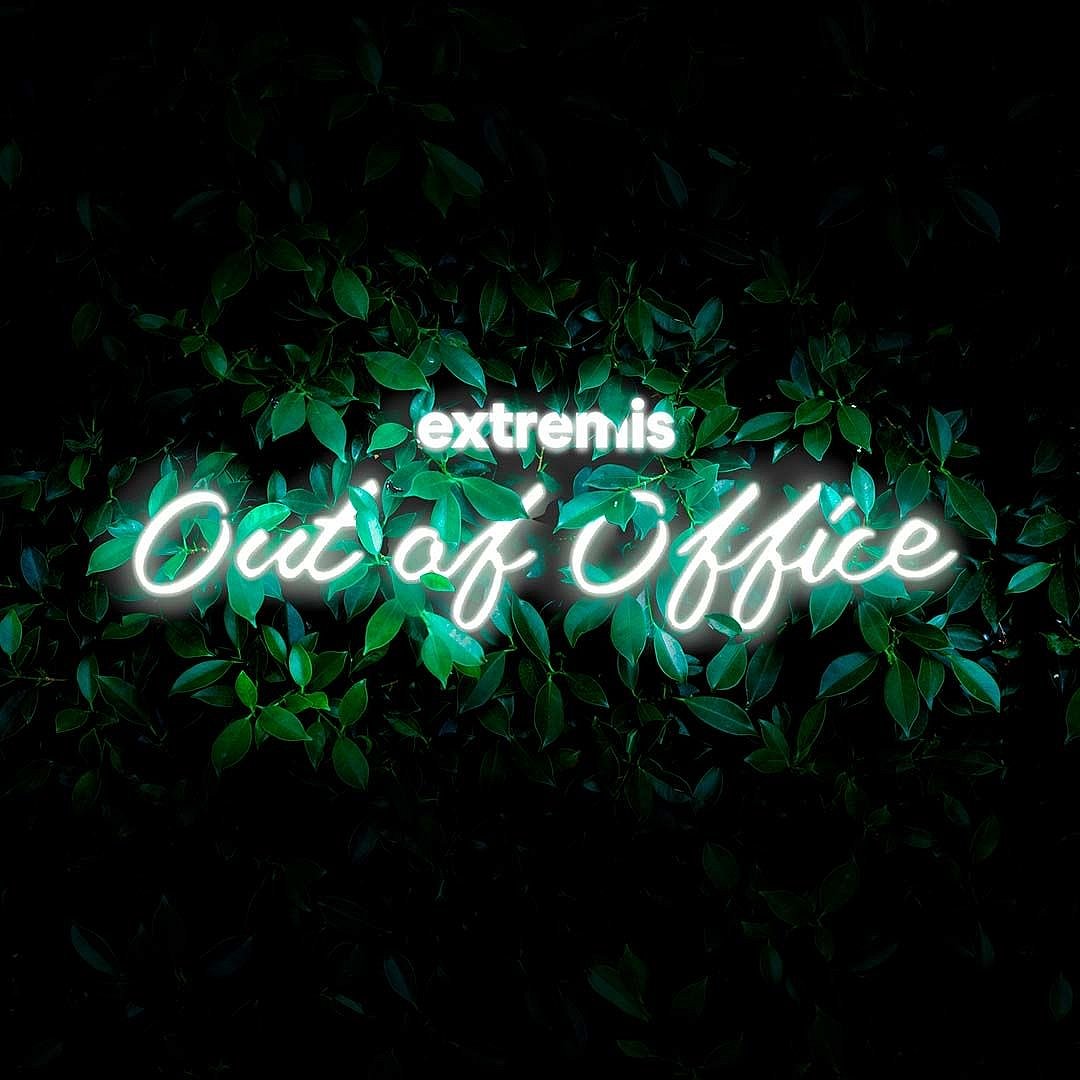 Lichtgevend neonbord met de tekst 'Out of Office' en het Extremis-logo, tegen een donkere achtergrond van groene bladeren.