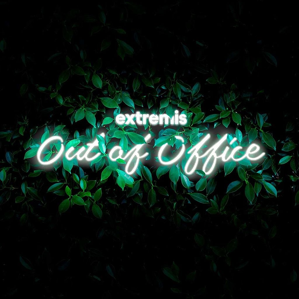Enseigne lumineuse « Hors du bureau » avec le logo Extremis, sur fond de feuillage vert foncé.
