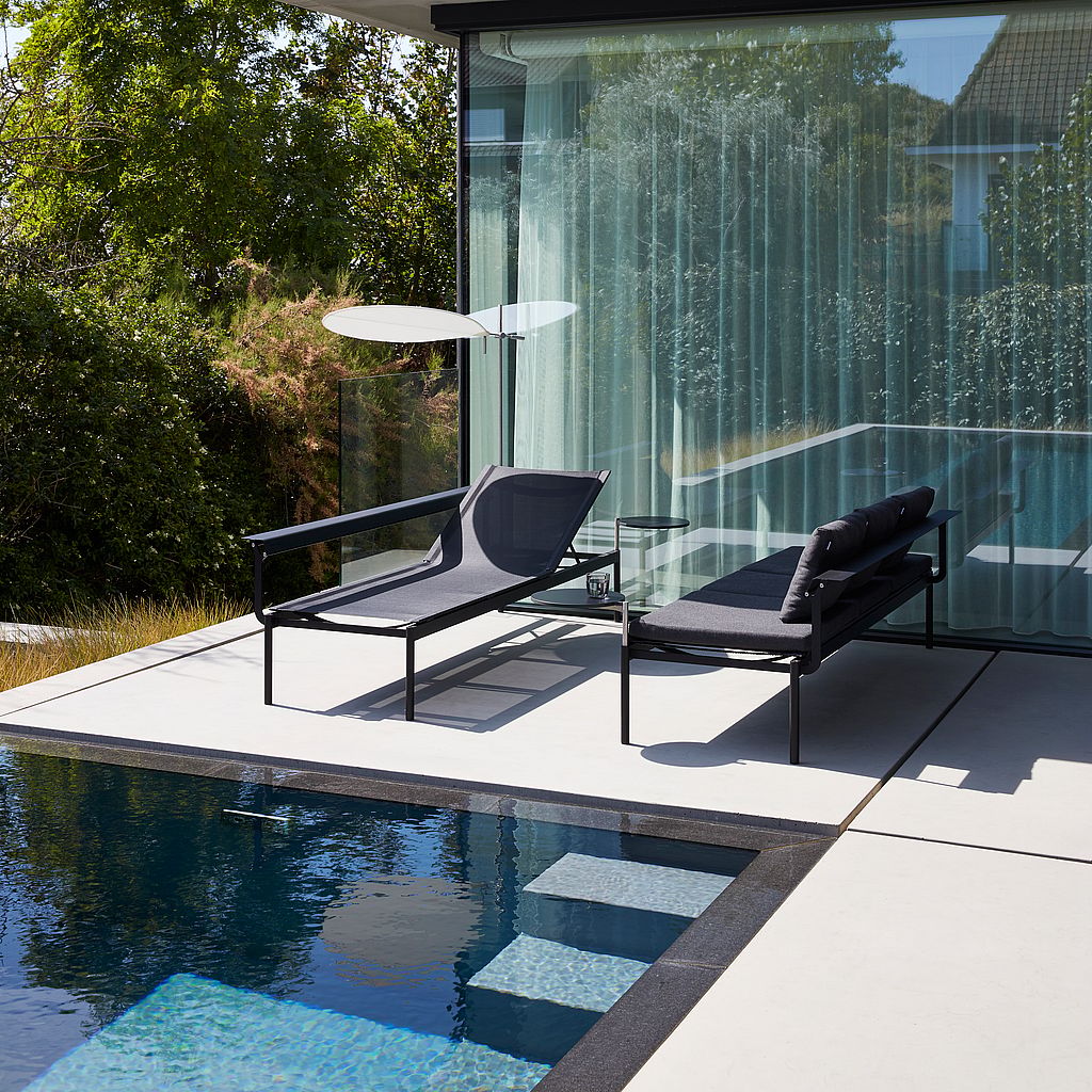 Sol+Luna an einem Pool.