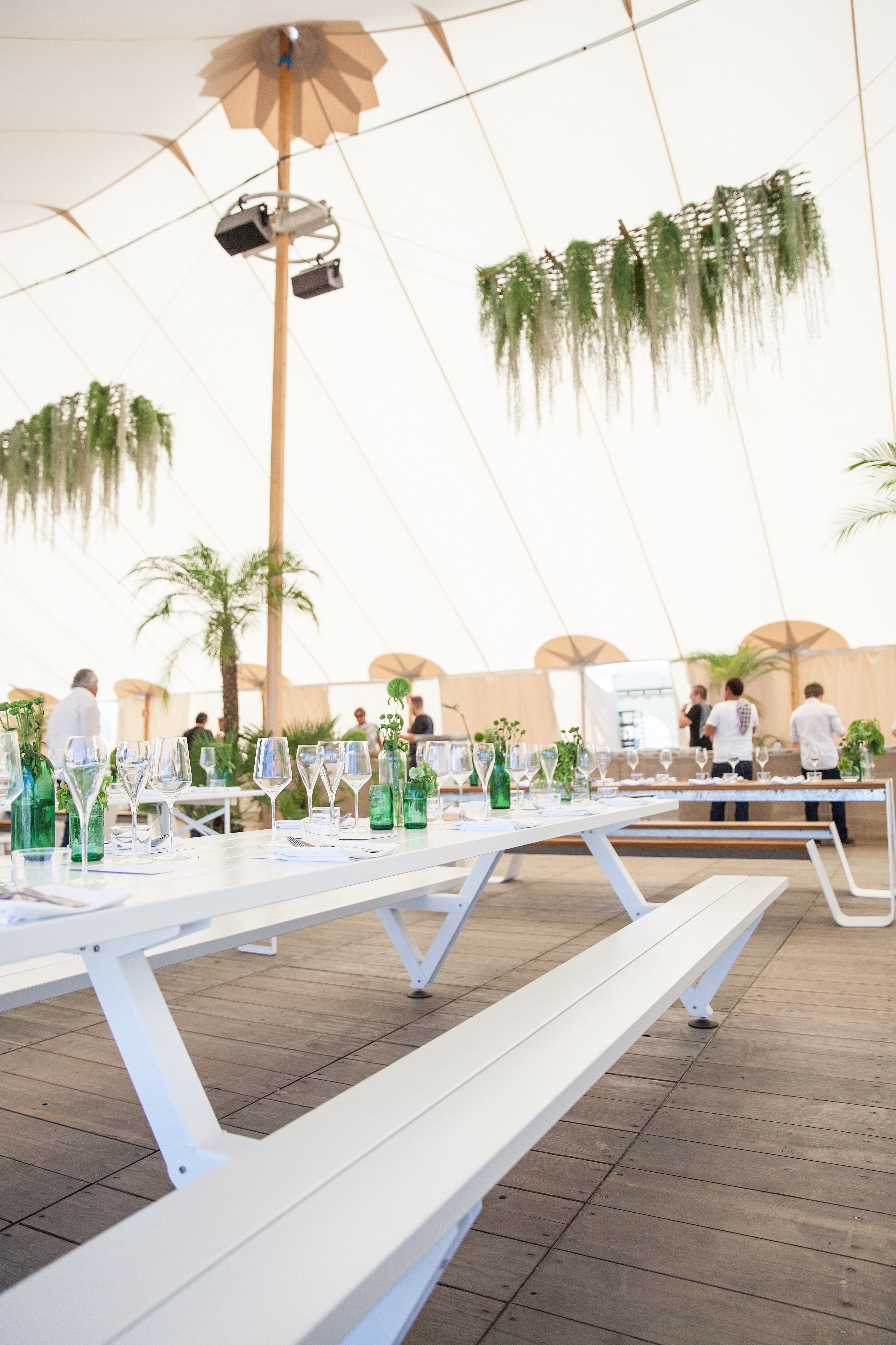 Witte Marina picknicktafels opgesteld voor een diner op een houten terras