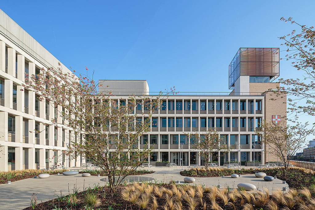 Cambridge Assessment binnenplaats met jonge bomen, siergrassen en Pantagruel picknicktafels bij het gebouw