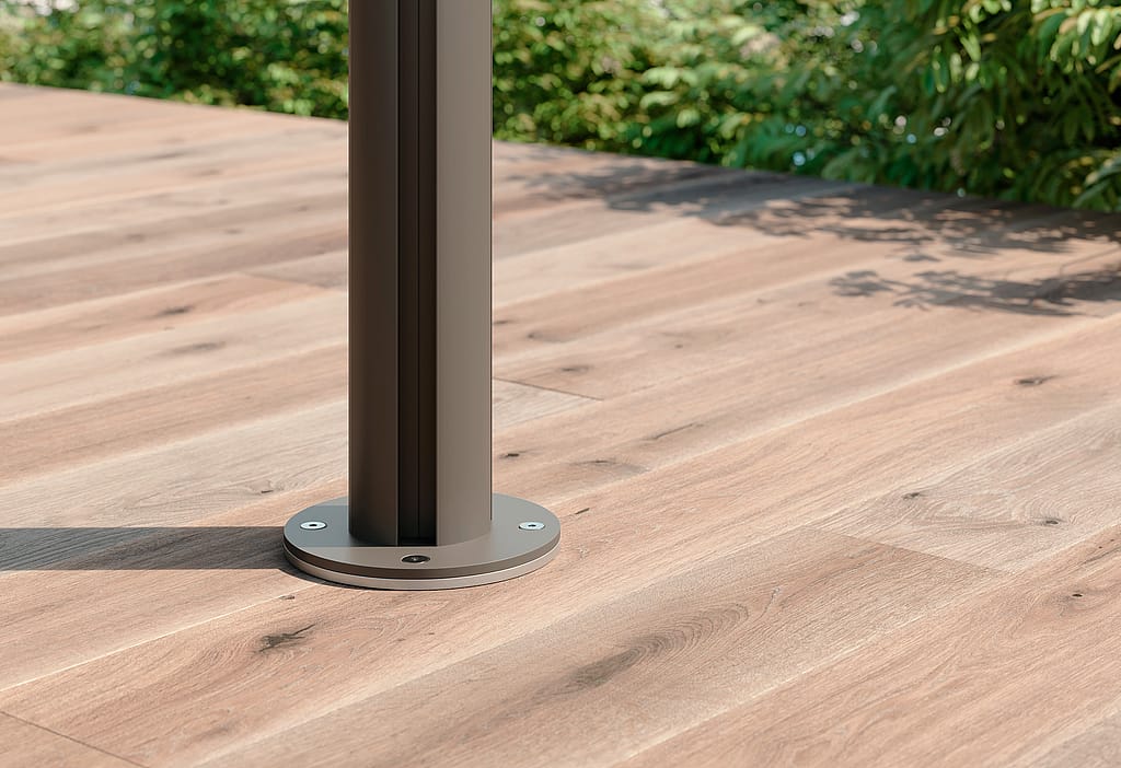 Gros plan sur la base de l’abat-jour Sensu fixée à un plancher de patio en bois