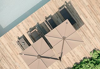 Patio minimaliste avec un duo d’ombrage taupe Sensu, des canapés-transats Sol+Luna et une piscine surplombant les collines