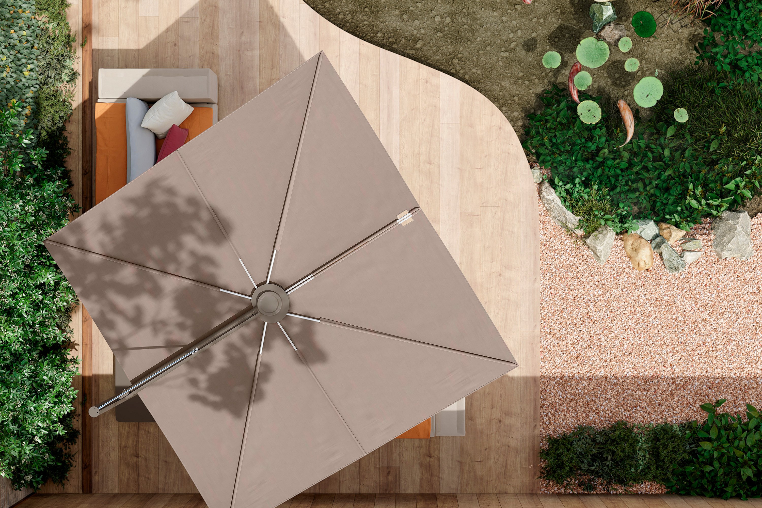 Draufsicht auf einen taupefarbenen Sensu-Schatten über einem Walrus-Sofa auf einer geschwungenen Holzterrasse neben einem Gartenteich