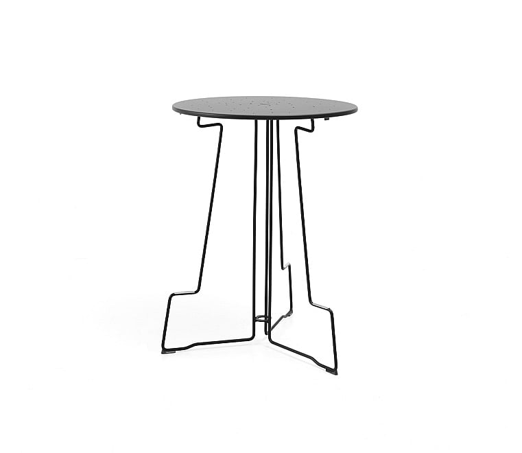 Une petite table tiki noire
