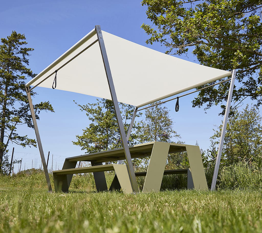 Table de pique-nique Green Hopper avec parasol blanc Hopper dans un jardin ensoleillé