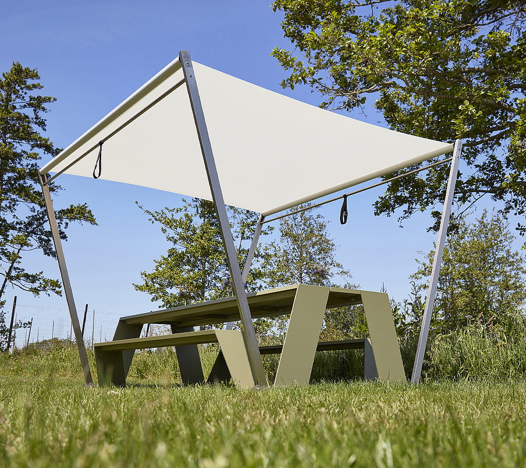 Groene Hopper picknicktafel met witte Hopper parasol in een zonnige tuin