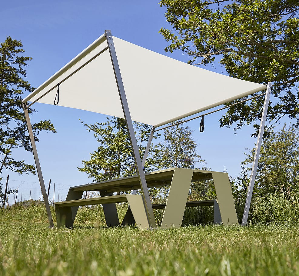 Grüner Hopper-Picknicktisch mit weißem Hopper-Sonnenschutz in einem sonnigen Garten