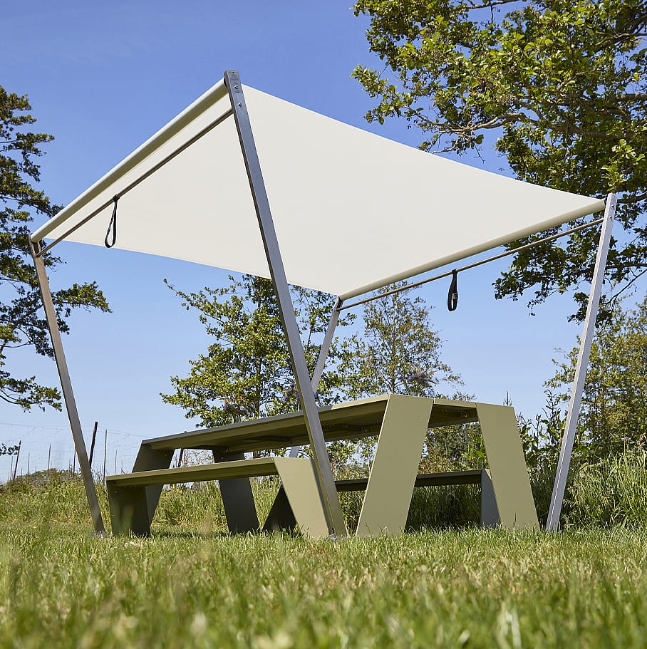 Table de pique-nique Green Hopper avec parasol blanc Hopper dans un jardin ensoleillé