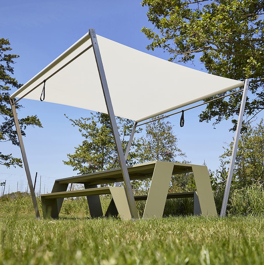 Grüner Hopper-Picknicktisch mit weißem Hopper-Sonnenschutz in einem sonnigen Garten