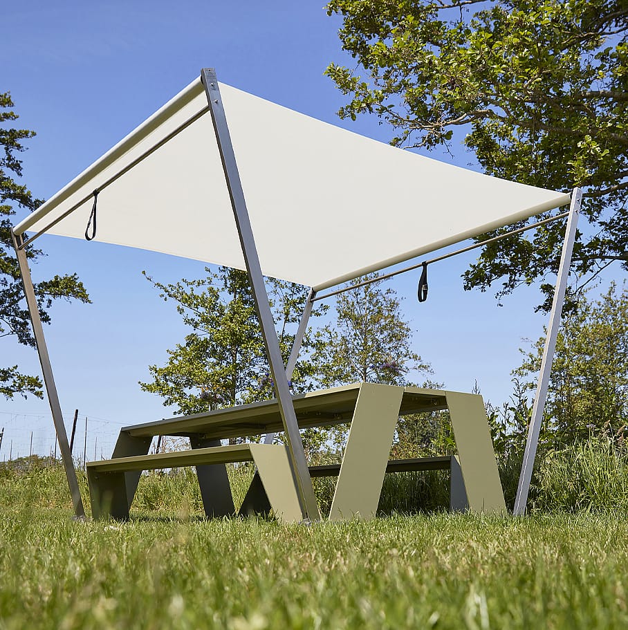 Groene Hopper picknicktafel met witte Hopper parasol in een zonnige tuin