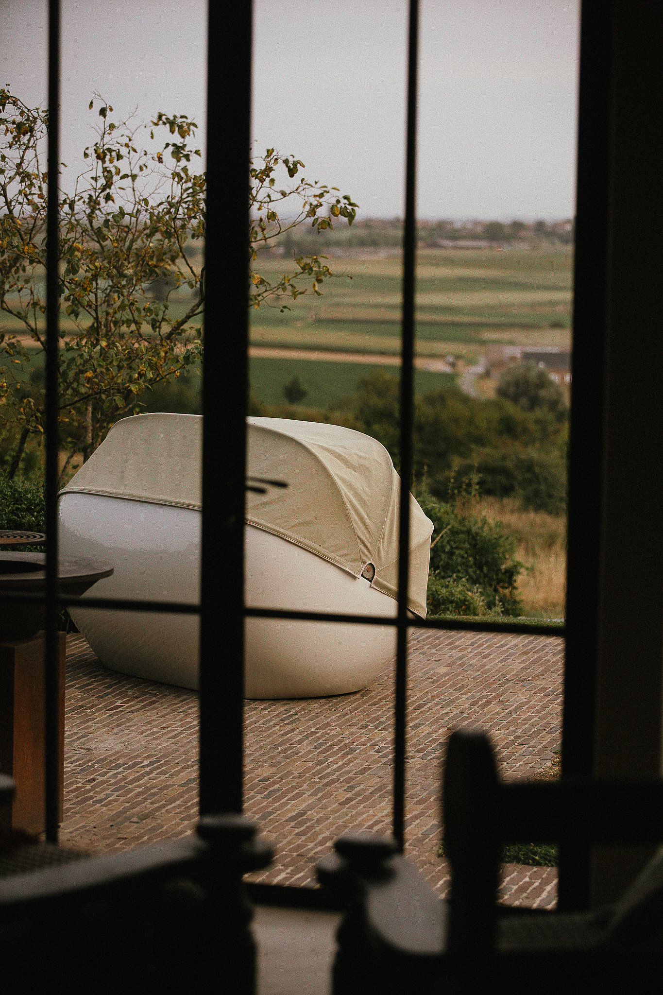 Canapé d'extérieur Cabrio fermé sur une terrasse avec vue sur la campagne