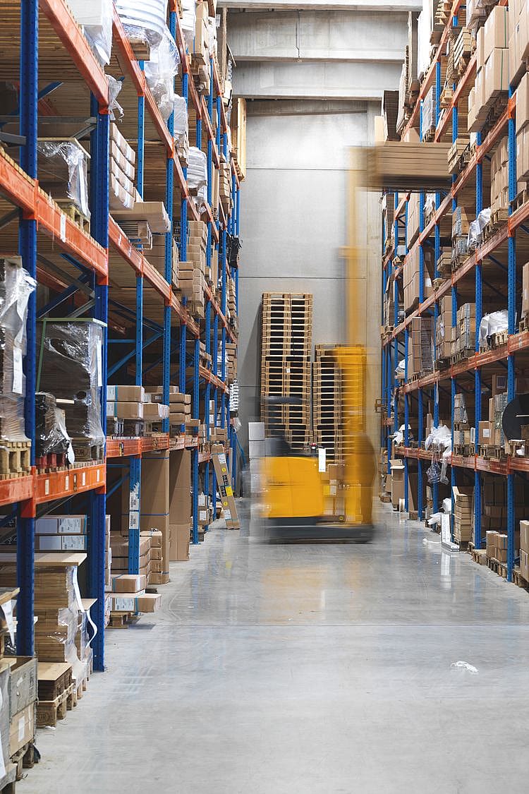 Afbeelding van een vorkheftruck die goederen laadt in het magazijn van Extremis