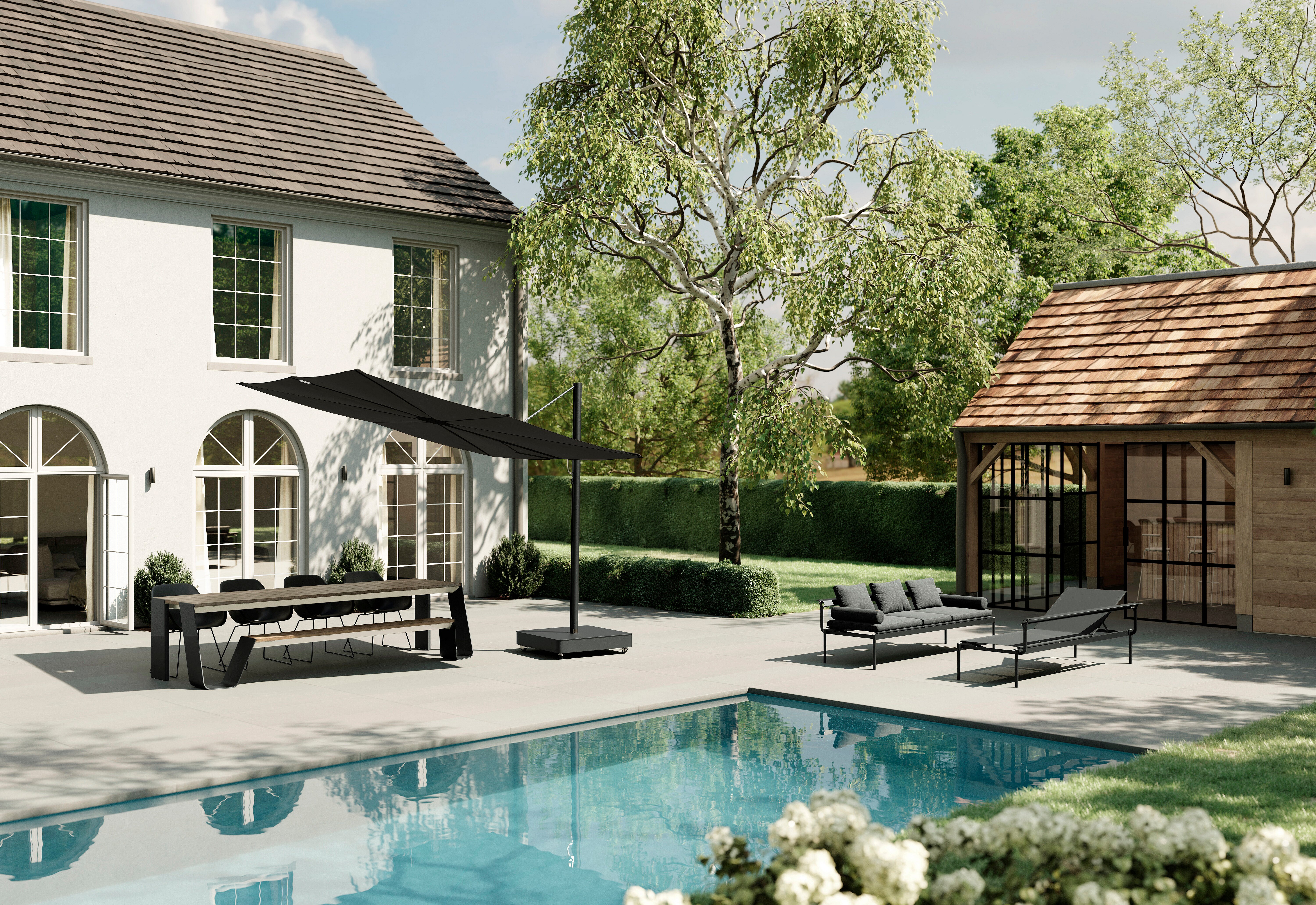 Weite Ansicht eines schwarzen Sensu Sonnenschirms und eines Hopper Esstischs am Pool einer weißen Villa.