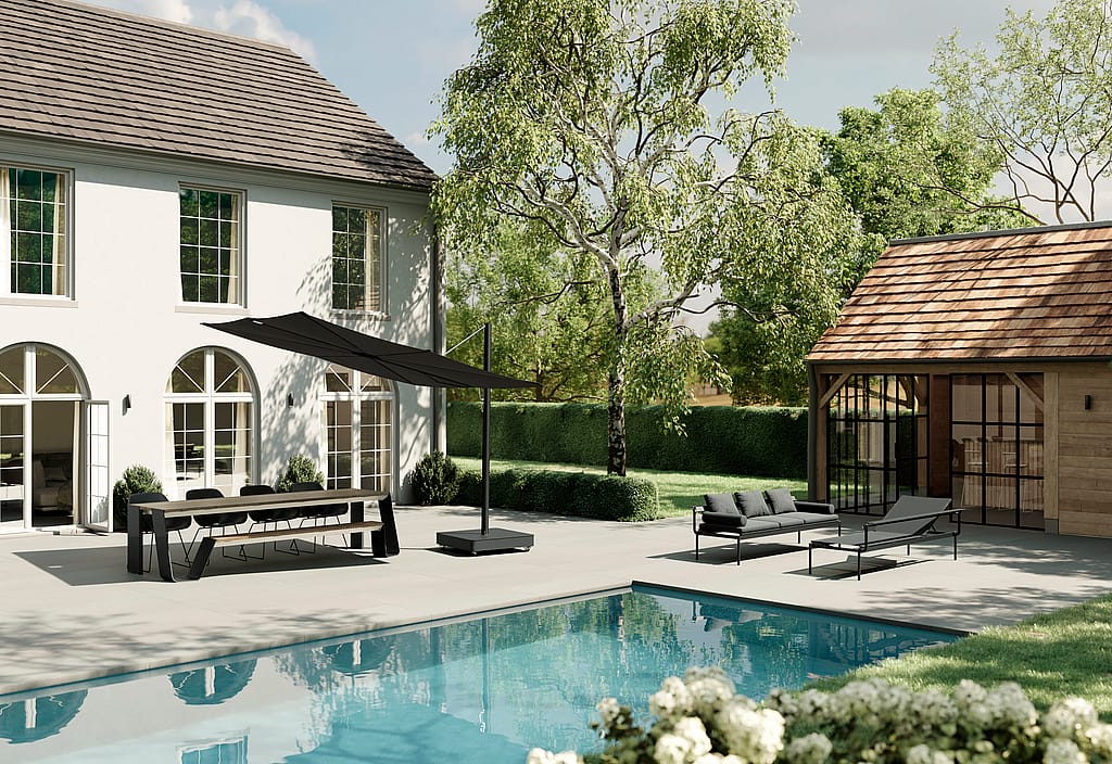 Weite Ansicht eines schwarzen Sensu Sonnenschirms und eines Hopper Esstischs am Pool einer weißen Villa.