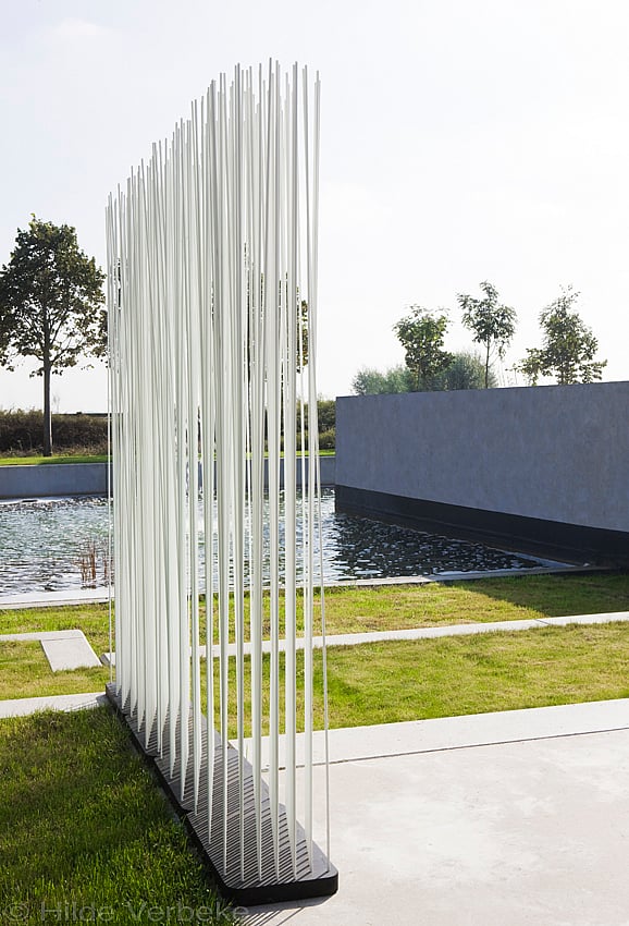 Wit Sticks-privacyscherm naast een modern zwembad