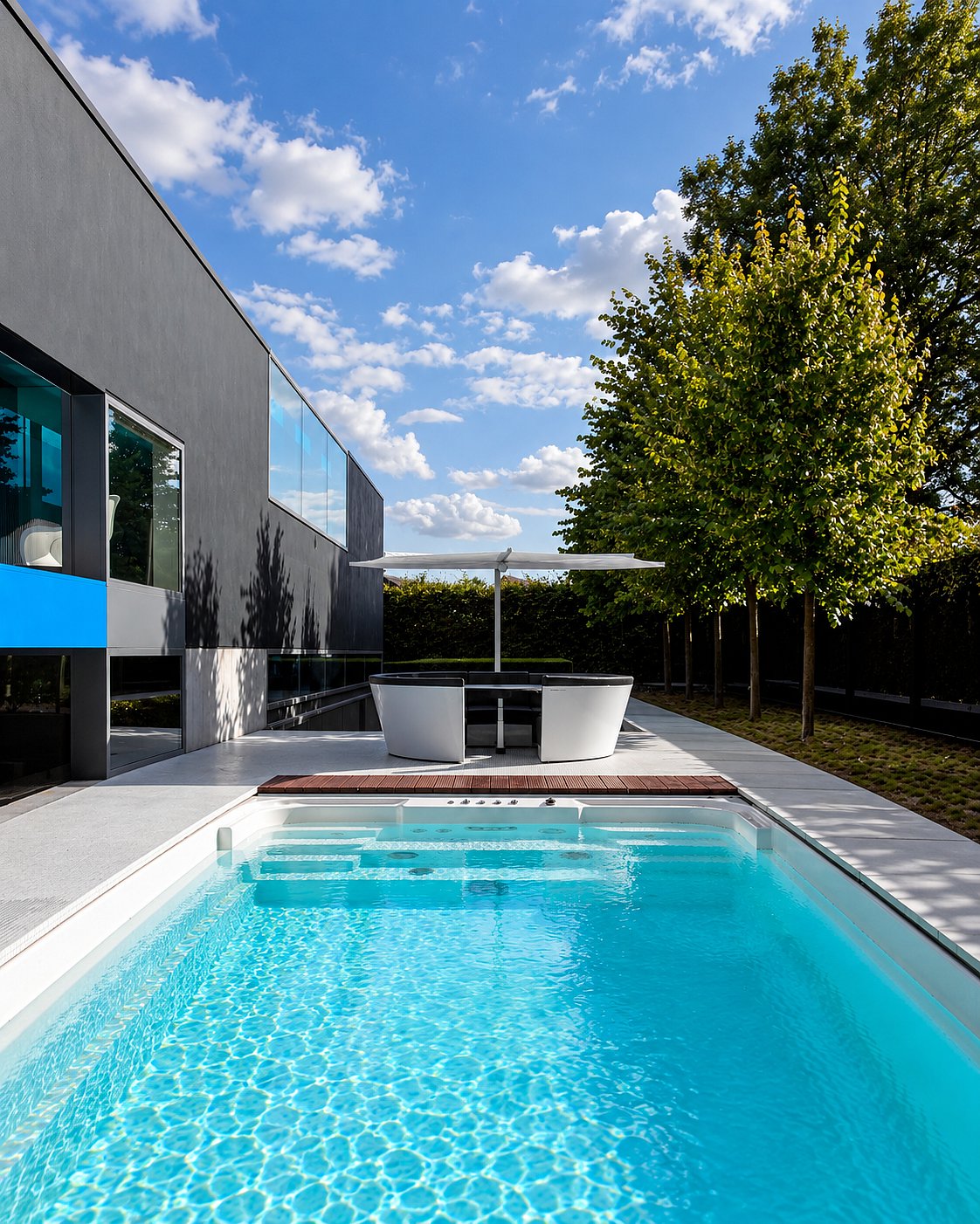Lounge d'extérieur Kosmos au bord de la piscine d'une maison d'architecte moderne