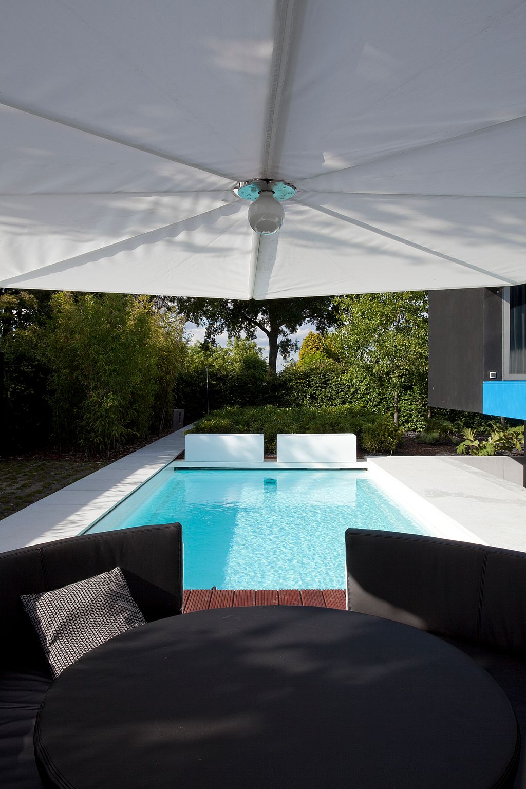 Vue depuis un lounge Kosmos ombragé sur la piscine
