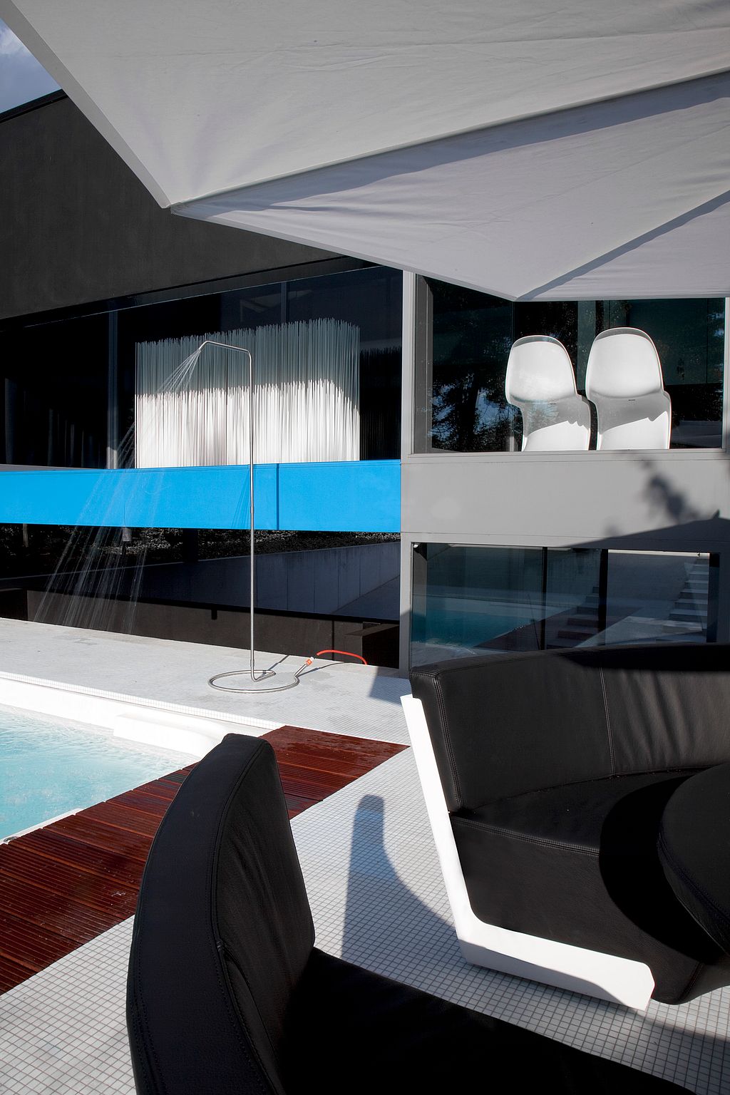 Espace lounge couvert donnant sur la piscine