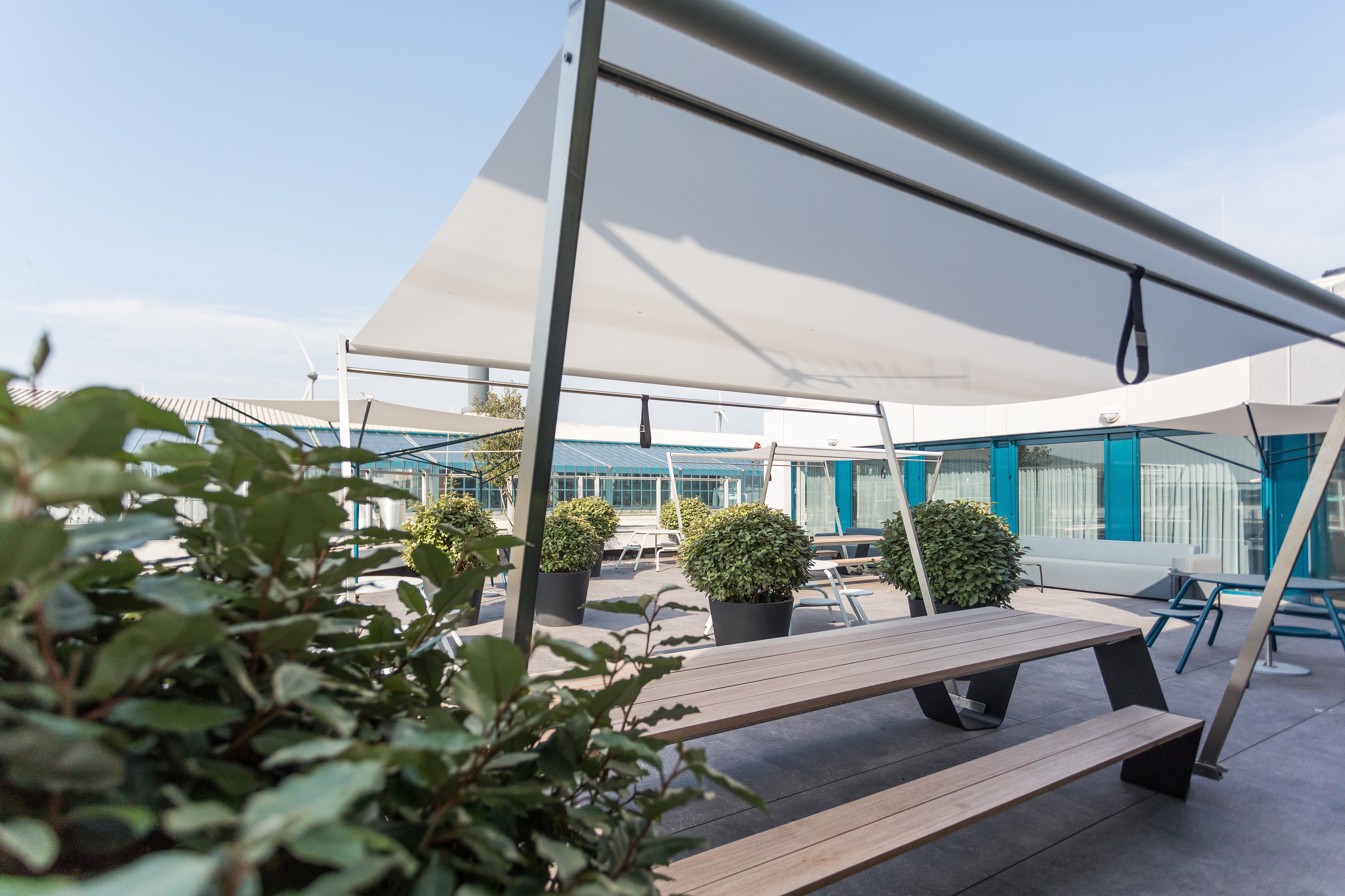 Table de pique-nique Hopper avec ombrage Hopper blanc sur un toit-terrasse de bureau paysager