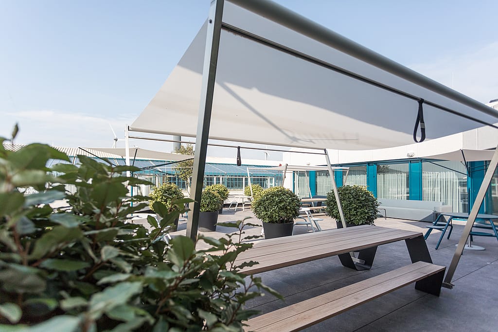 Table de pique-nique Hopper avec ombrage Hopper blanc sur un toit-terrasse de bureau paysager