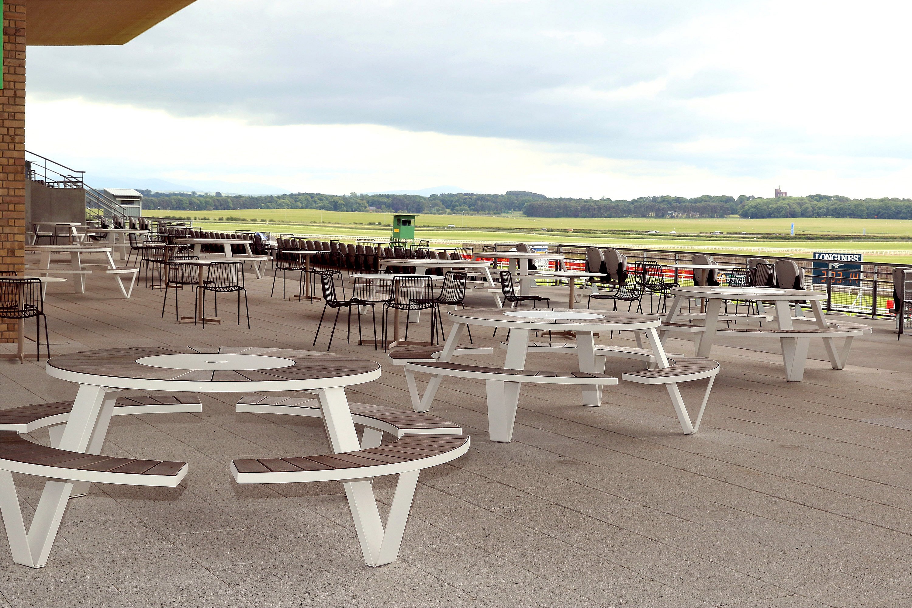 Tables de pique-nique Pantagruel sur la terrasse dominant le Curragh Racecourse en Irlande