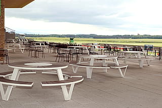 Tables de pique-nique Pantagruel sur la terrasse dominant le Curragh Racecourse en Irlande